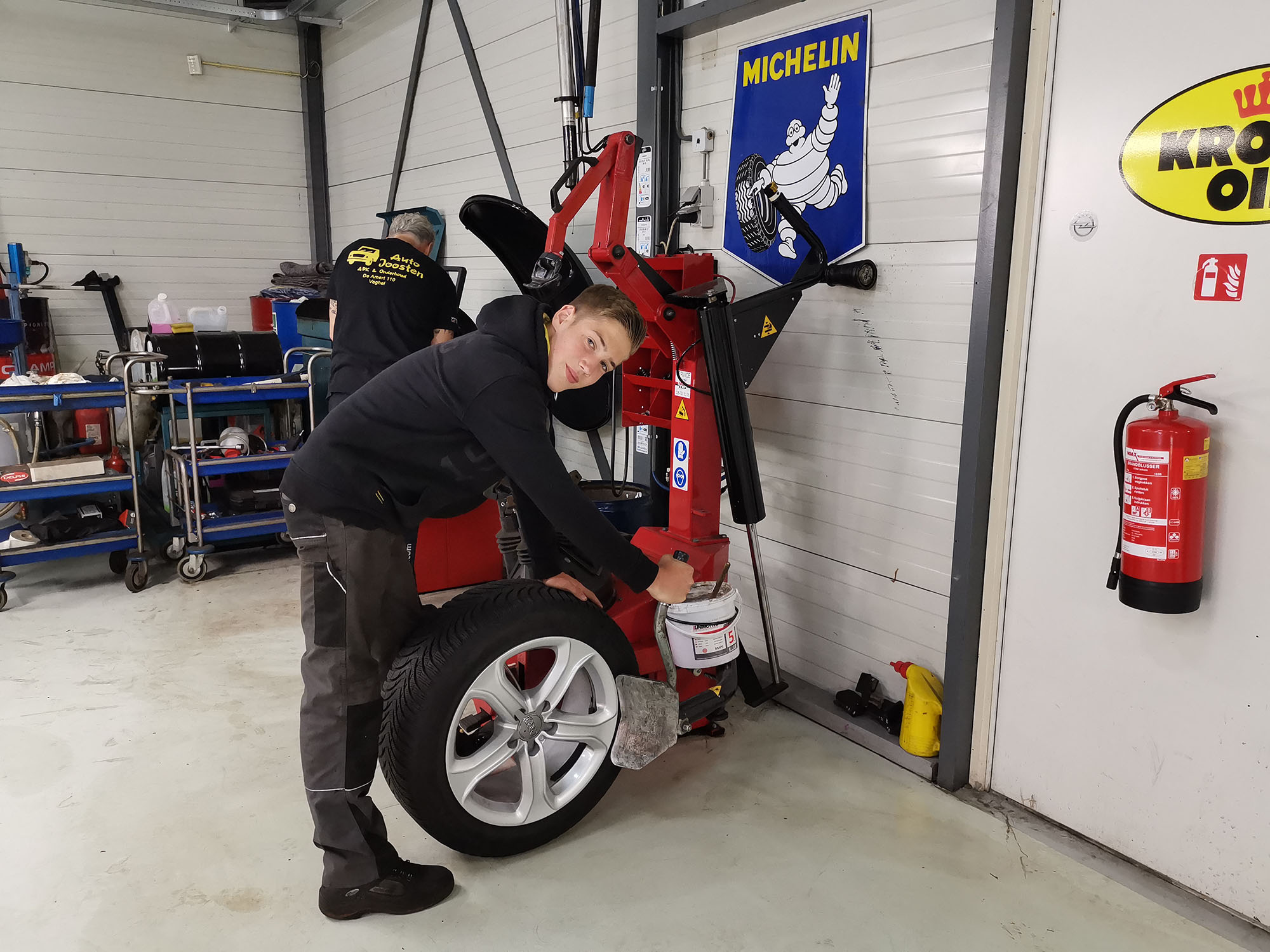 Monteur zet een band op de bandenmachine in de werkplaats