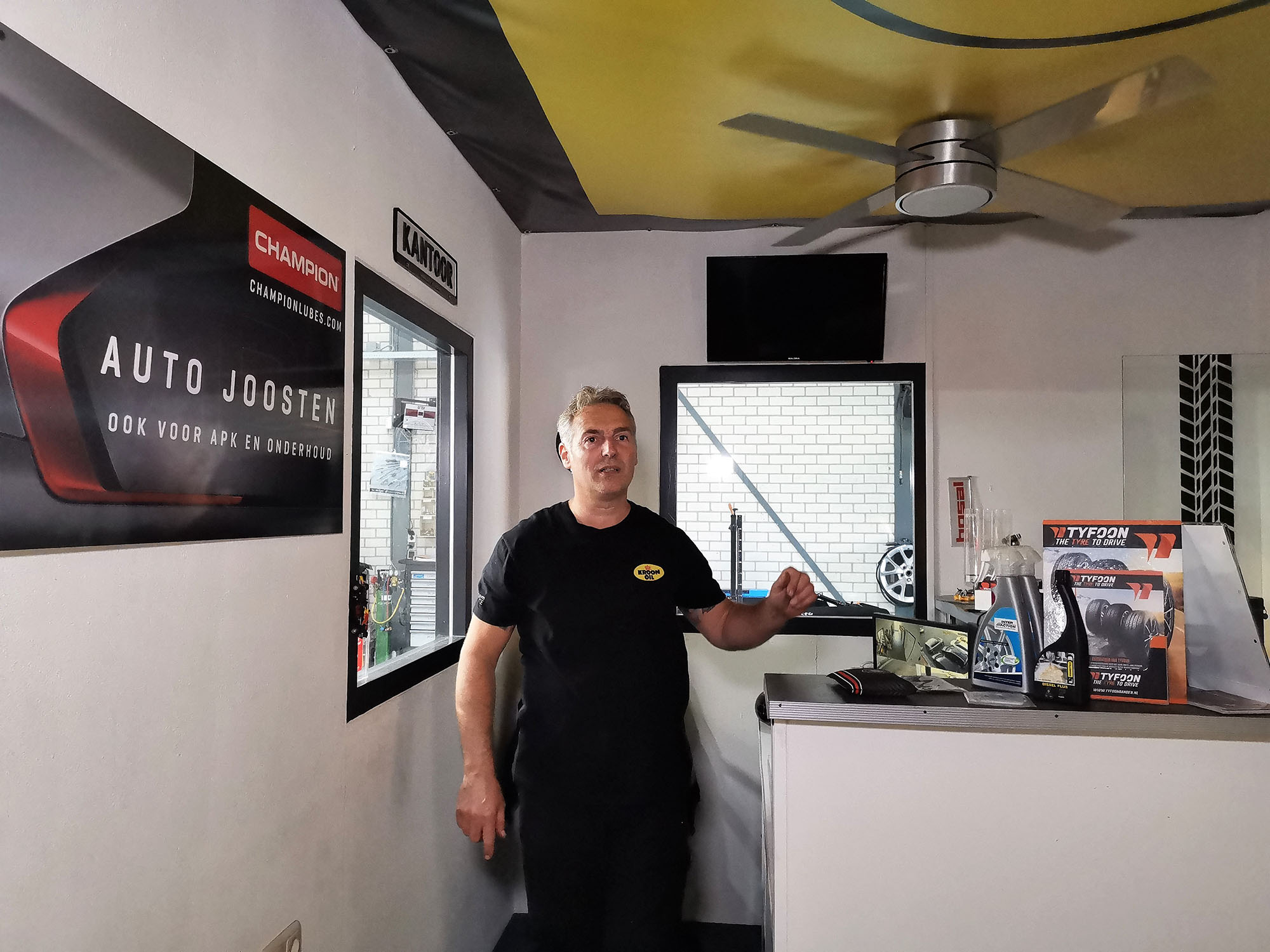 De balie in de werkplaats van Auto Joosten