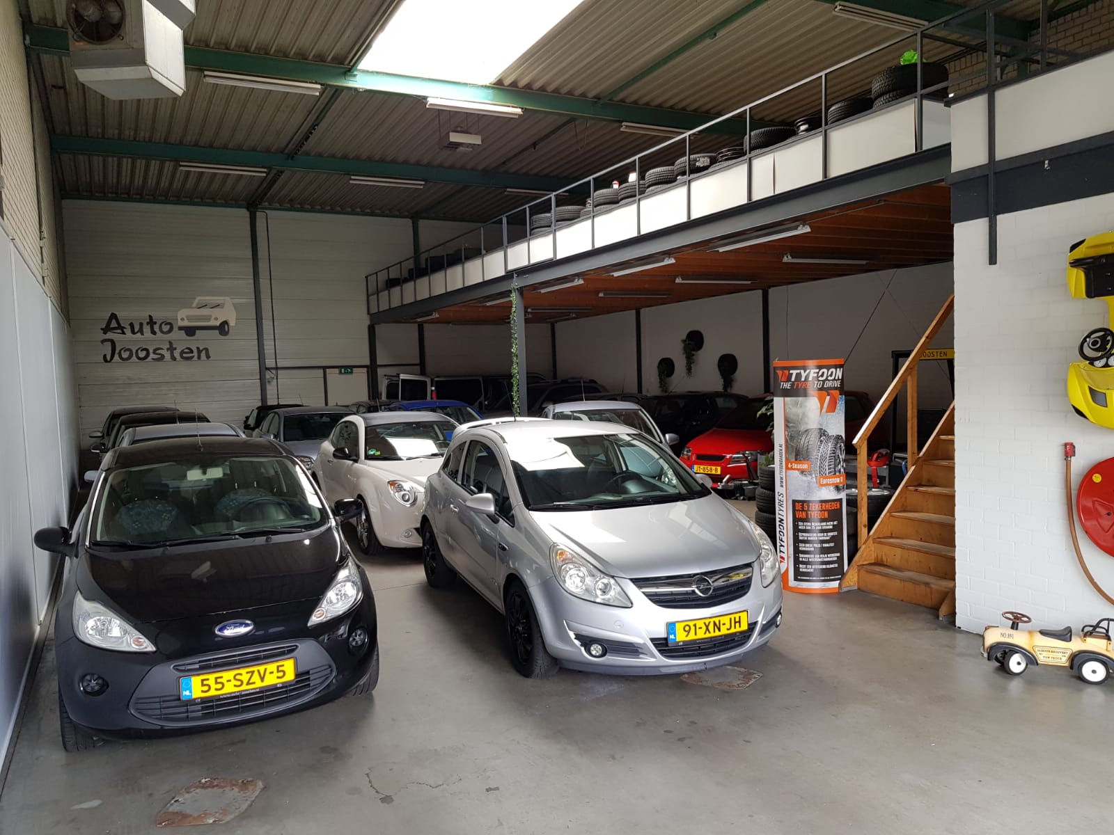 De hal met occasions en de mezzanine bij Auto Joosten
